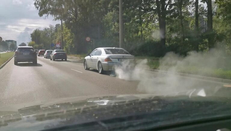 Video: BMW brauc satiksmē ar avārijas gaismām un baltu dūmu mutuli