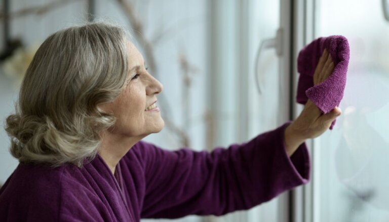Швабра против деменции: почему пожилым людям полезно заниматься уборкой