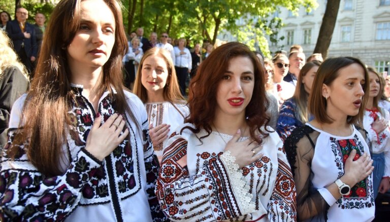 Vāc parakstus par ukraiņu neoficiālo himnu 'Sarkanais irbenājs' Dziesmu svētku repertuārā