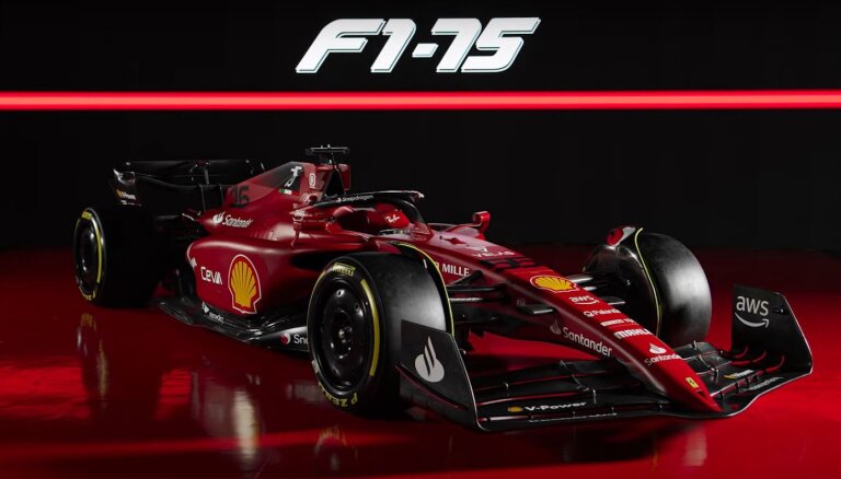 'Ferrari' prezentē savu sarkanā un melnā krāsoto F-1 mašīnu