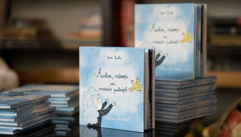 Grāmata bērniem par adopciju 'Austra, mākoņi un mazais putniņš' rosina sarunas par pagātnes ģimeni