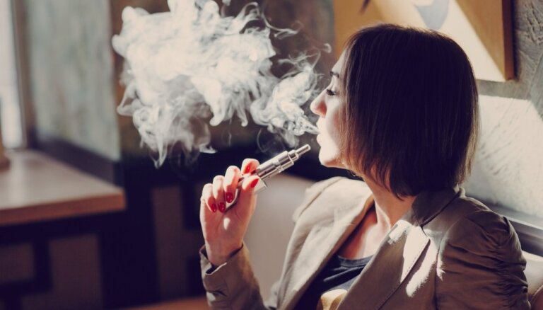 'Nepatīkama smaka no Saeimas pīpētavas' – deputāti lauž šķēpus par e-cigaretēm