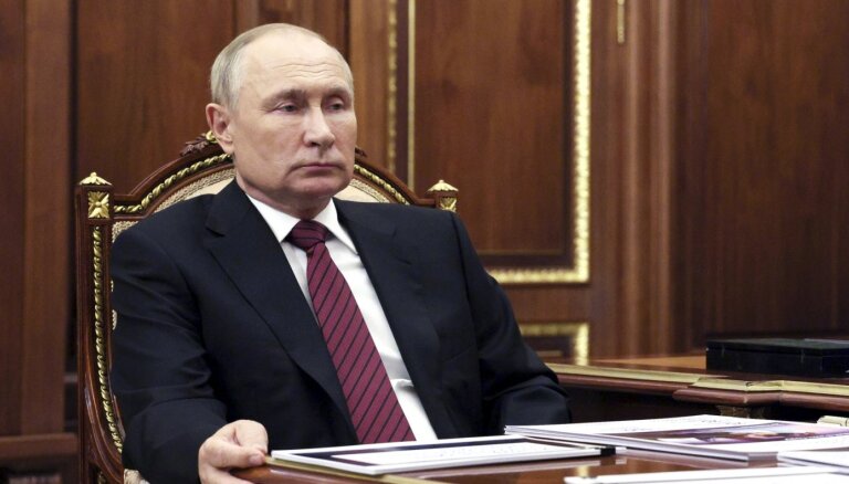Kremlis paplašina 'ārvalstu aģentu' likumu, ziņo britu izlūki
