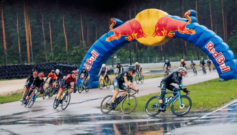 Foto: Lietainos laikapstākļos vairāki nekā 300 dalībnieki bauda 'Biķernieku trases velo svētkus'