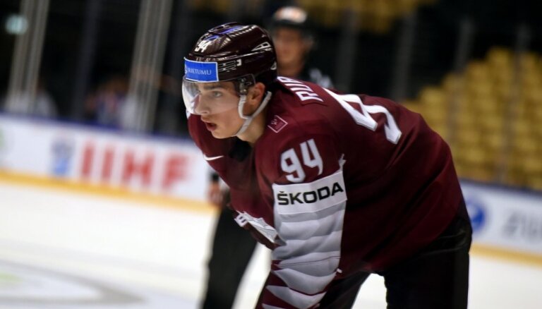 Latvijas hokeja izlases aizsargs Rubīns: draugiem mani vārti pret Kanādu bija šoks