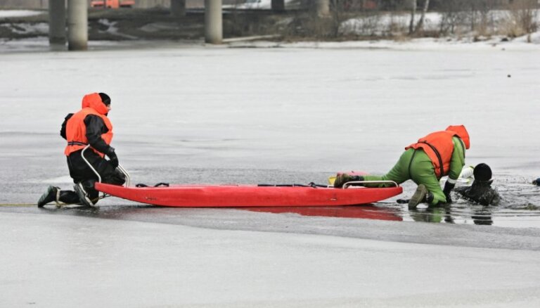 Otrdien Ventspils novadā upē ielūzuši divi cilvēki, viens gājis bojā