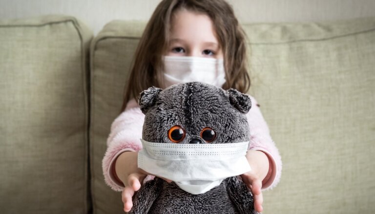 Ни один ребенок не умер, но почти каждый заболеет. Латвийские специалисты об омикроне и прививках