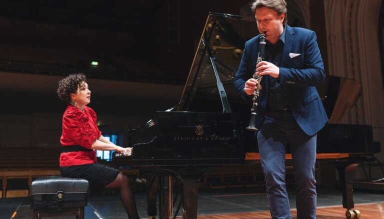 Klarnetists Kuzma un pianiste Egliņa prezentēs kopīgi izdoto sonāšu albumu