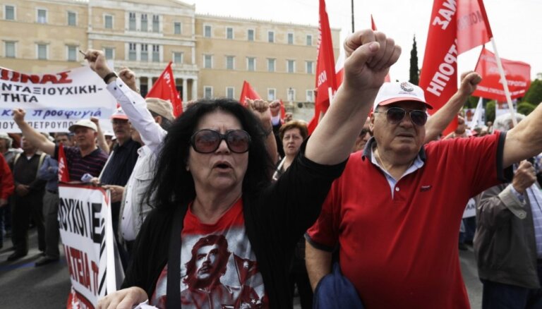Foto: Grieķi streiko un protestē pret jauniem taupības pasākumiem