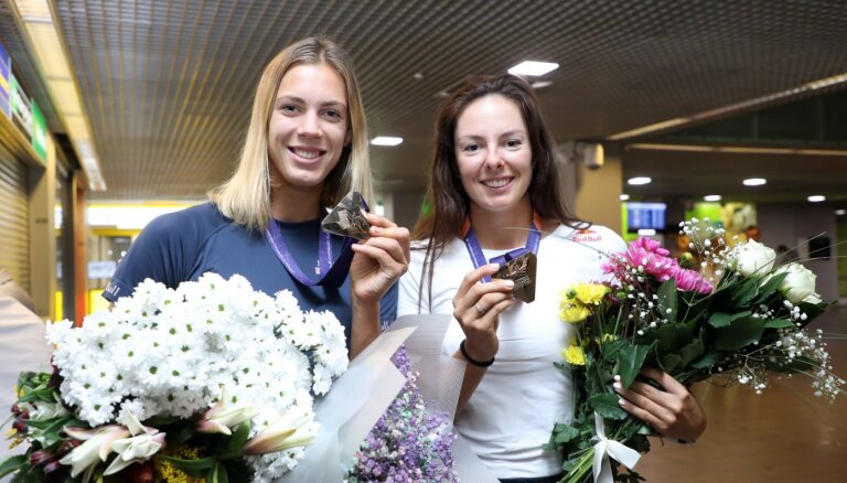 ФОТО: Чемпионки Европы Граудиня и Кравченок прилетели в Ригу с золотыми медалями
