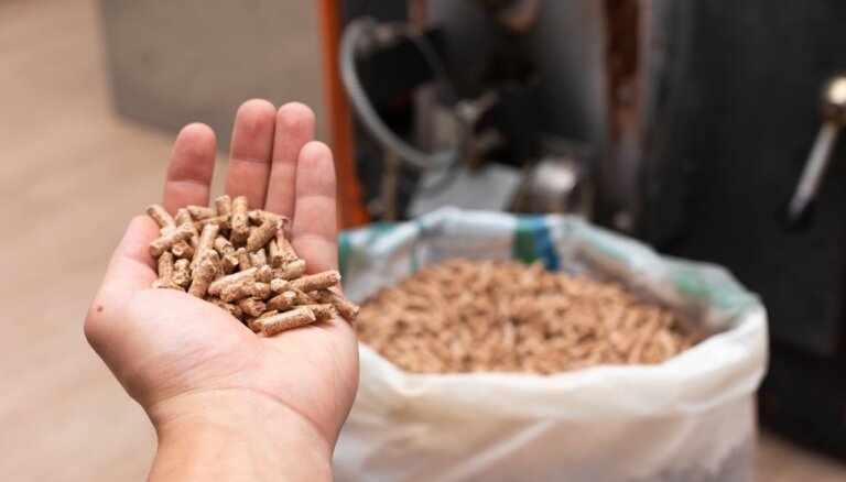 Ziema nomierinājusi granulu tirgu – ažiotāža noplakusi, cenas slīd uz leju