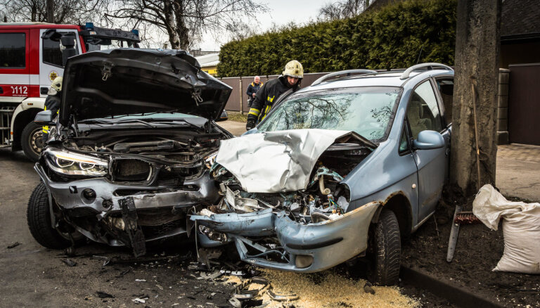 Satiksmes negadījumos šogad visbiežāk cietuši BMW, 'Mitsubishi' un 'Mercedes'