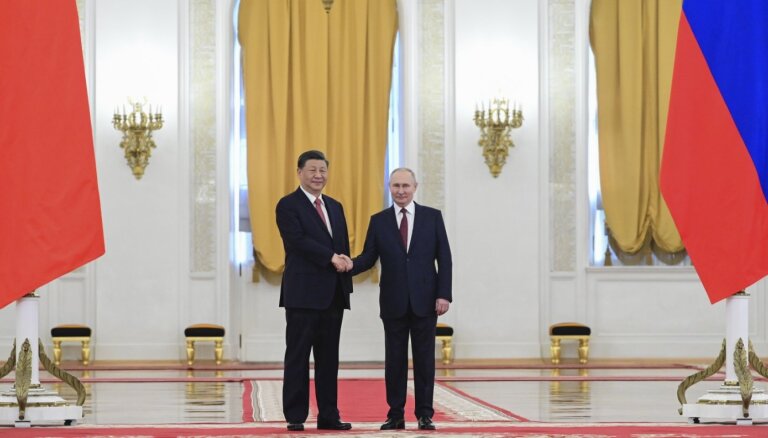 Sji ielūdz Putinu apciemot Ķīnu