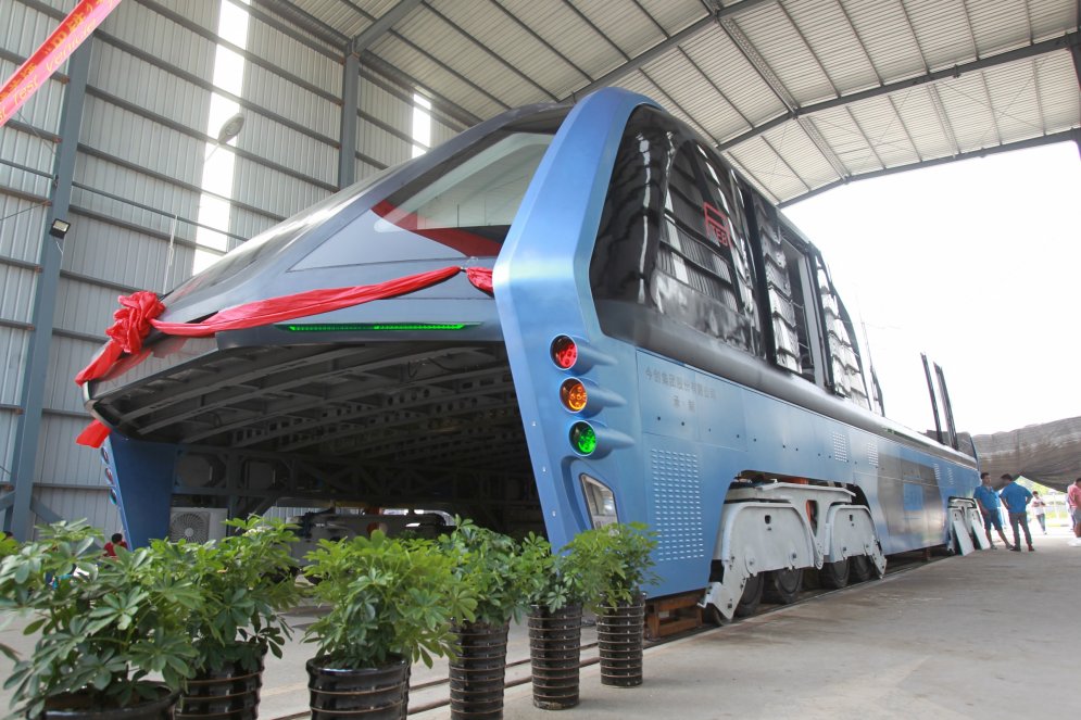 В Китае на самом деле построили автобус, который едет НАД пробками
