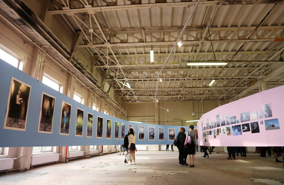 На Табачной фабрике открылась выставка "Рижские авто | портреты"