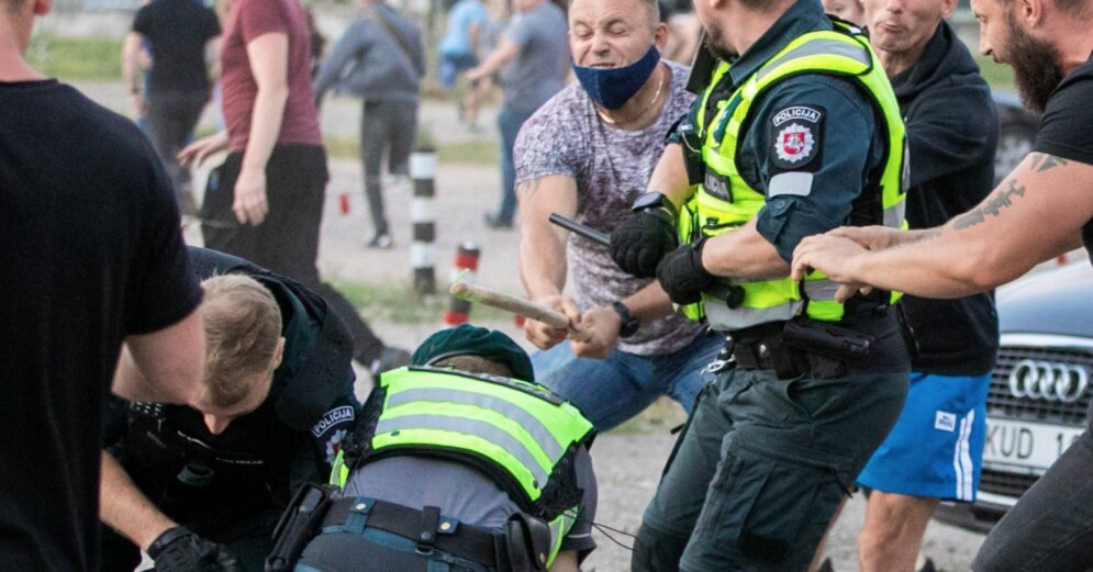 Video: Protesters block Vilnius Seimas building in Vilnius;  the police use tear gas