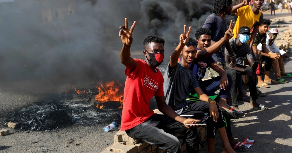 In Sudan, army uprising: officials detained, internet turned off