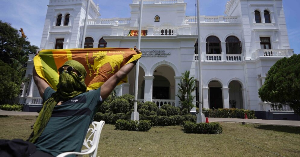 Sri Lankas president forlater Maldivene;  demonstrantene forlater regjeringsbygningene