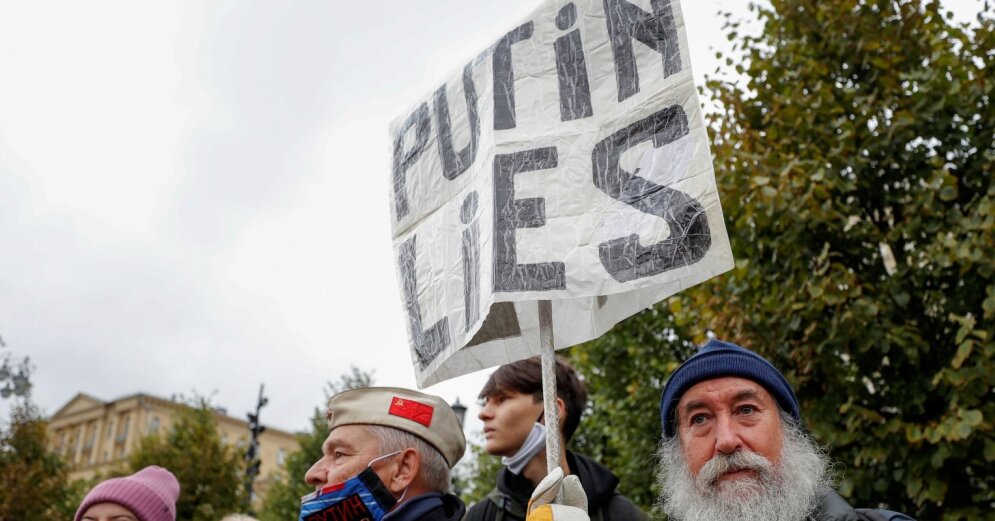 Photo: Hundreds of people protest in Moscow against falsification of election results