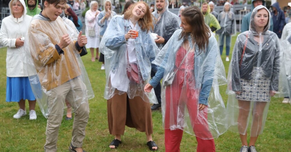 Photo: Despite the rain, visitors enjoy the city’s festival ‘Var!  To be!”