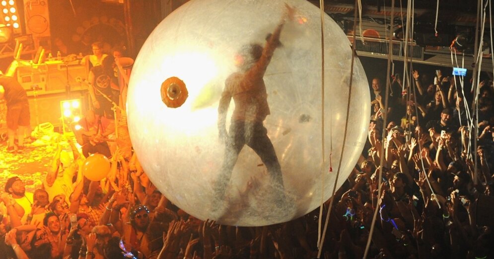 ‘The Flaming Lips’ hosts live concert with spectators in plastic ‘bubbles’