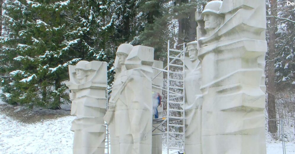 In Vilnius, sculptures of soldiers of the occupying forces of the USSR are being dismantled in the cemetery