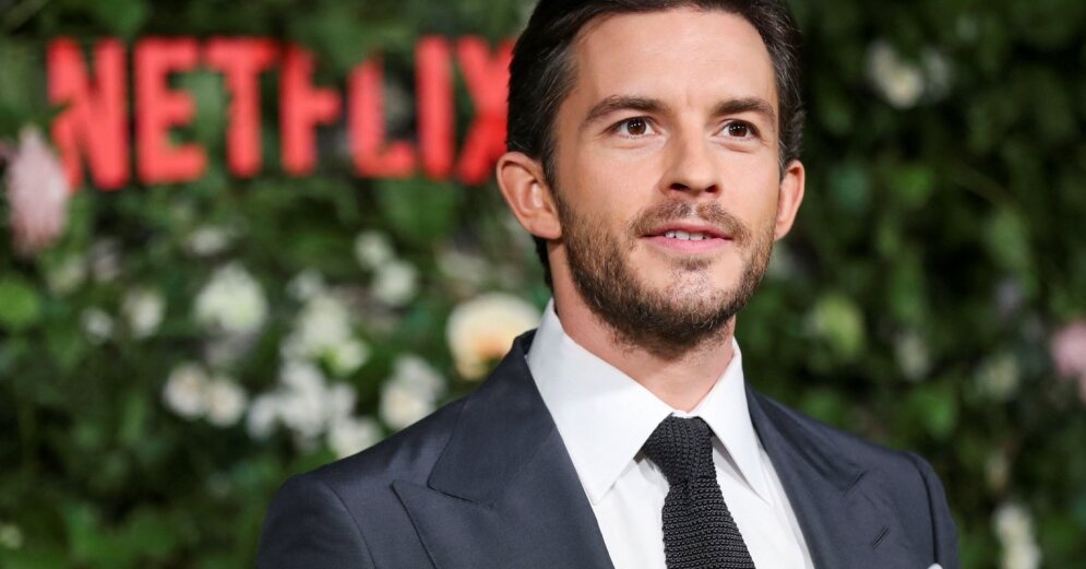 “The Bridgertons” star Jonathan Bailey joins Ariana Grande in the musical “The Bad Guy”.