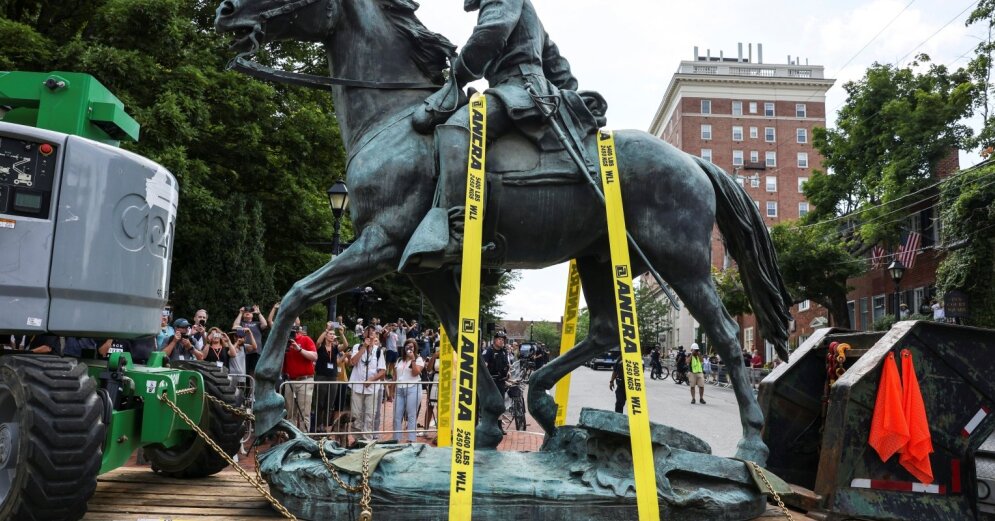 Two statues of Confederate warlords have been removed after a long struggle in Charlotteville, USA