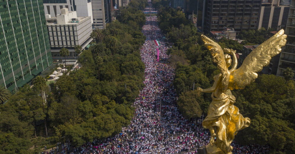 Thousands of people in Mexico City support democracy