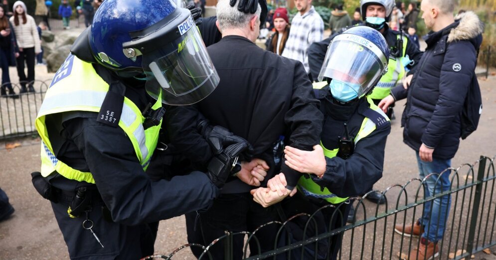 Photo: 150 protesters detained in London during protests against quarantine restrictions