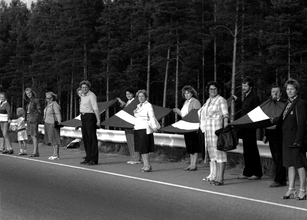"Балтийскому пути" — 25 лет, а мы публикуем редкие фотографии