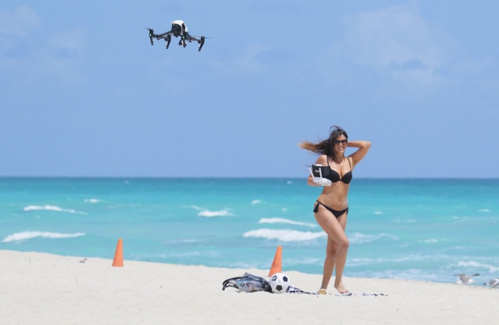 Selfiju kārotāji pavisam aptrakuši – uz pludmali dodas ar traniem
