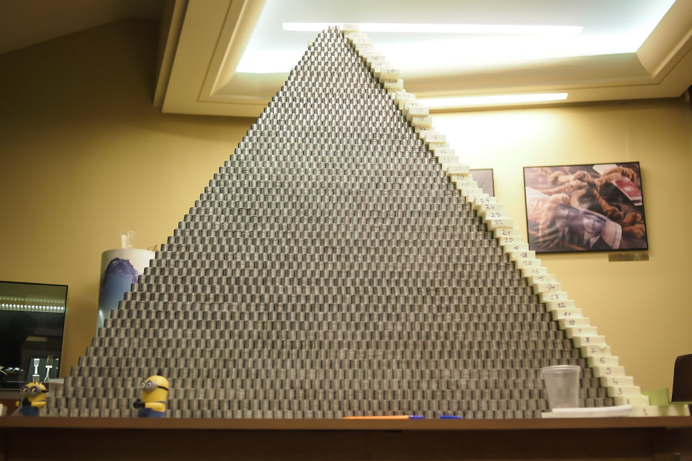 Литовцы красиво прощаются с литом — пирамидой из 1 000 935 центов (мировой рекорд!)