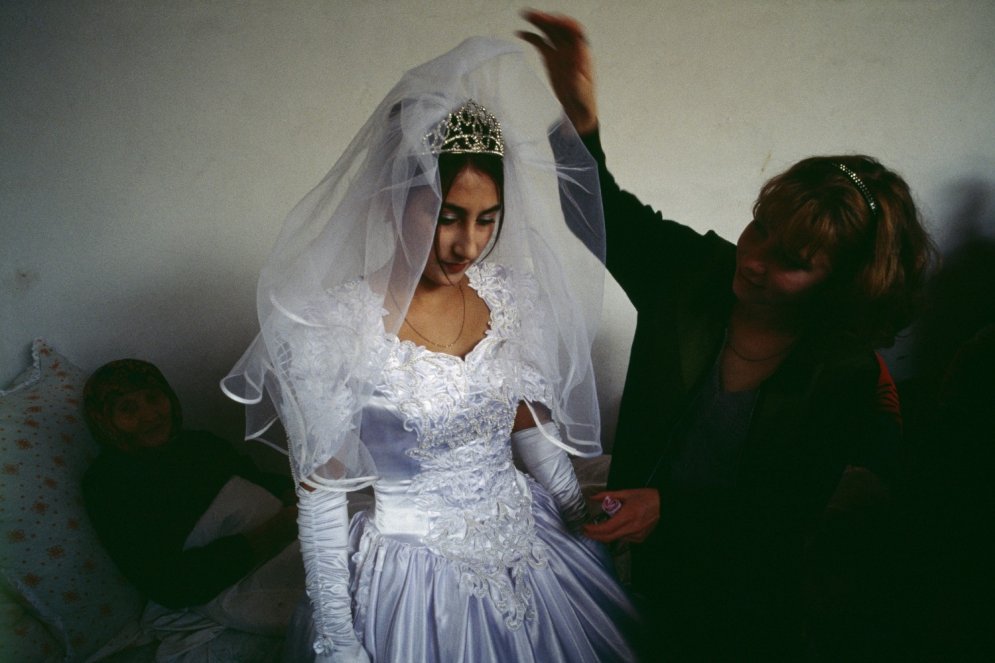 Čečenu kāzās vīriešiem aizliedz šaut, sievietēm – griezt torti