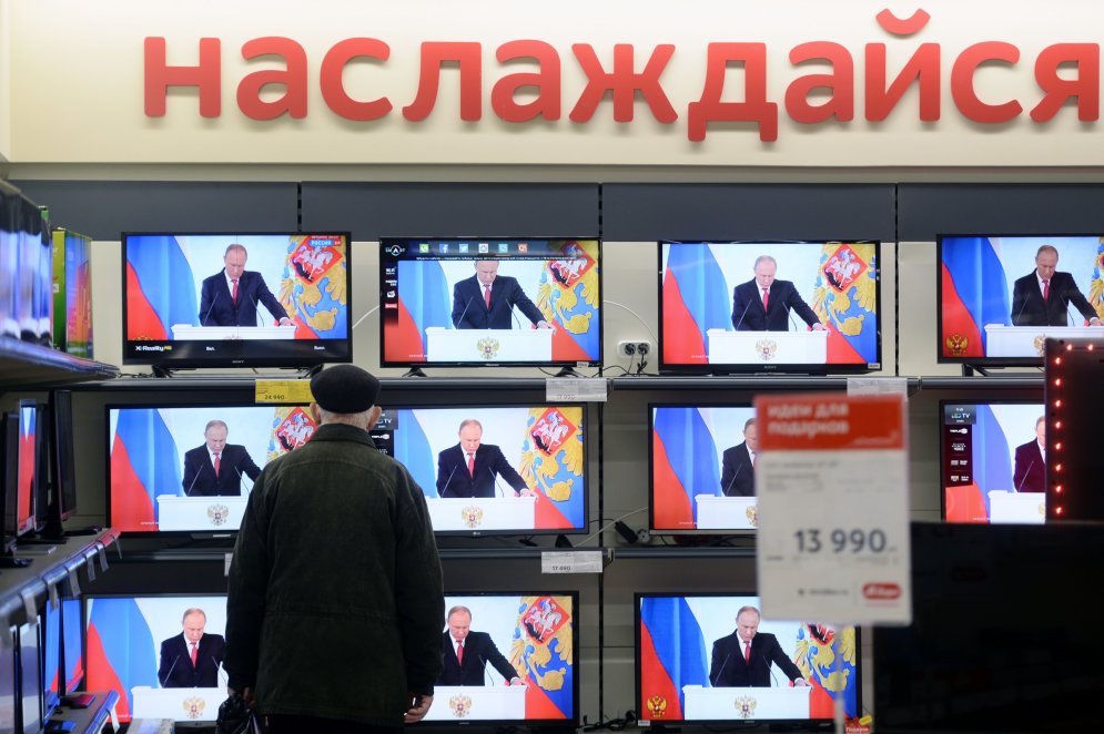 Приказано — зомбировать: 18 отличных фото телевизоров с живым Путиным внутри