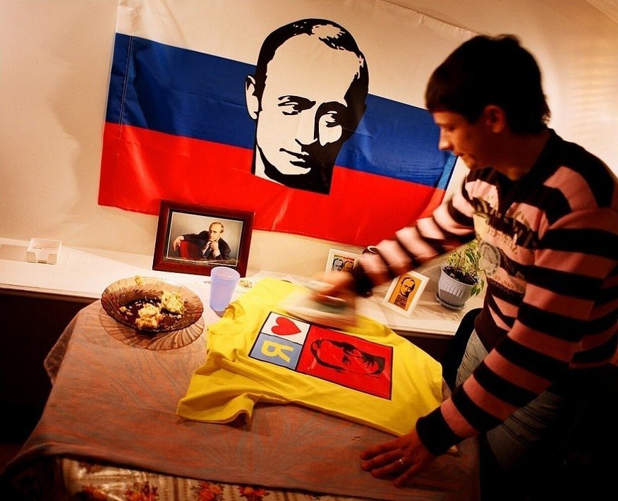 Майки, флаги, поклонение: чем болеют члены фан-клуба Владимира Путина