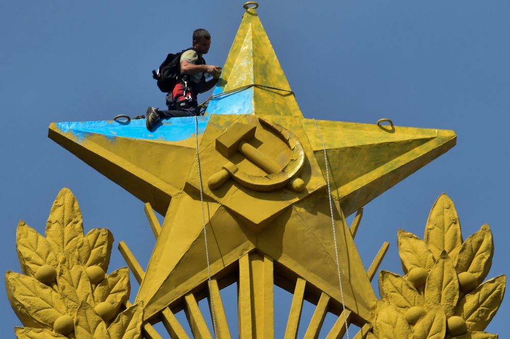 'Staļina debesskrāpja' pārkrāsotājs torņa smailē uzņem selfiju