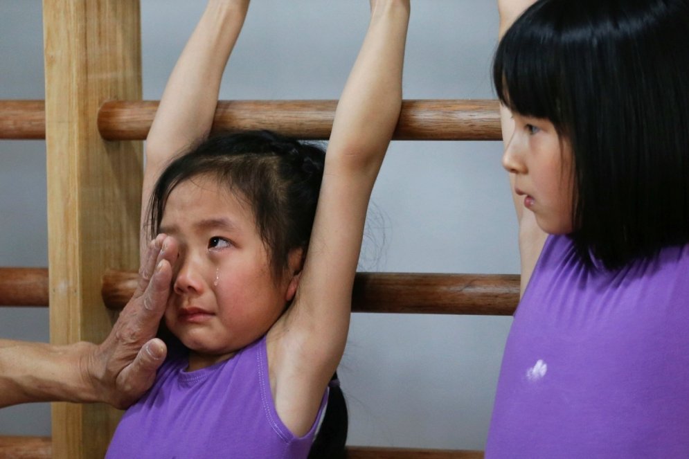 Asaras un sāpes: kā Ķīnā gatavo nākotnes olimpiešus