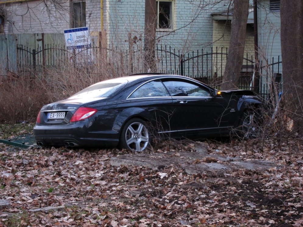 Sešas bagāto cilvēku autoavārijas Latvijā