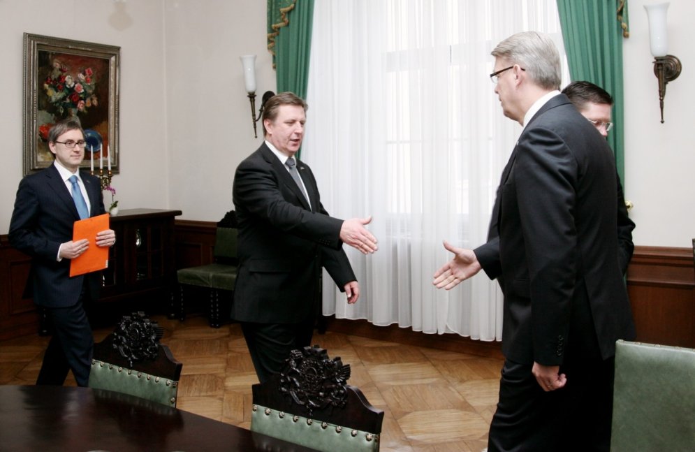 Māris Kučinskis meistarīgi paspiež rokas dažādiem politiķiem