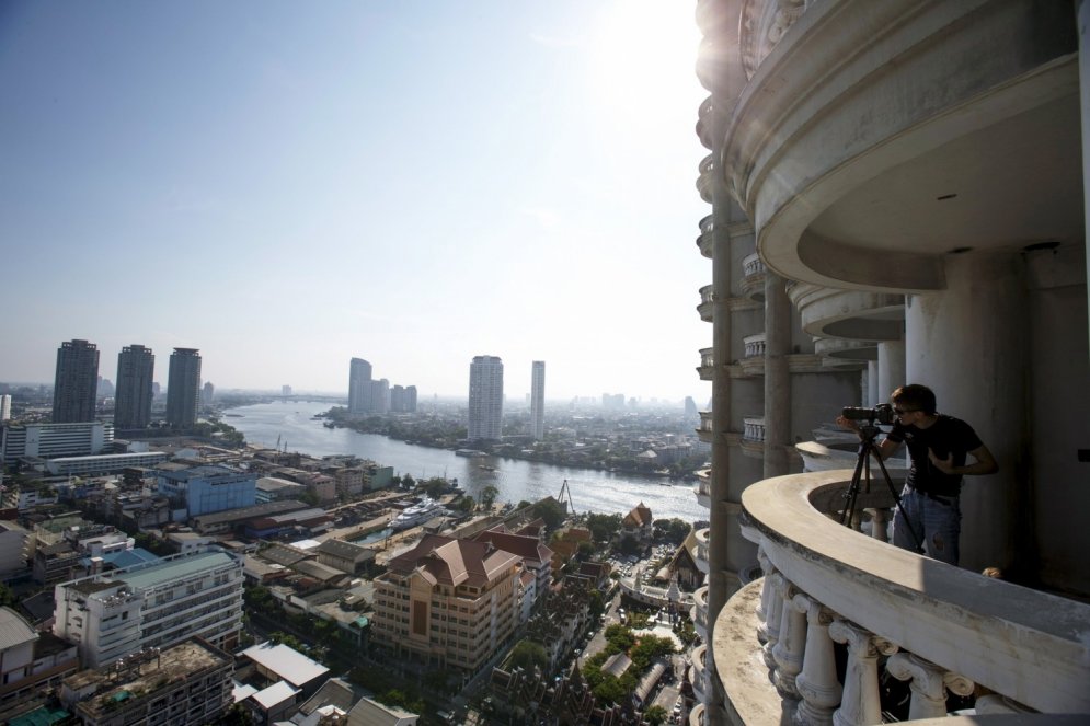 Tūristi apsēduši 49 stāvus augstu 'spoku torni' Taizemē