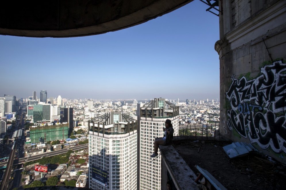 Tūristi apsēduši 49 stāvus augstu 'spoku torni' Taizemē