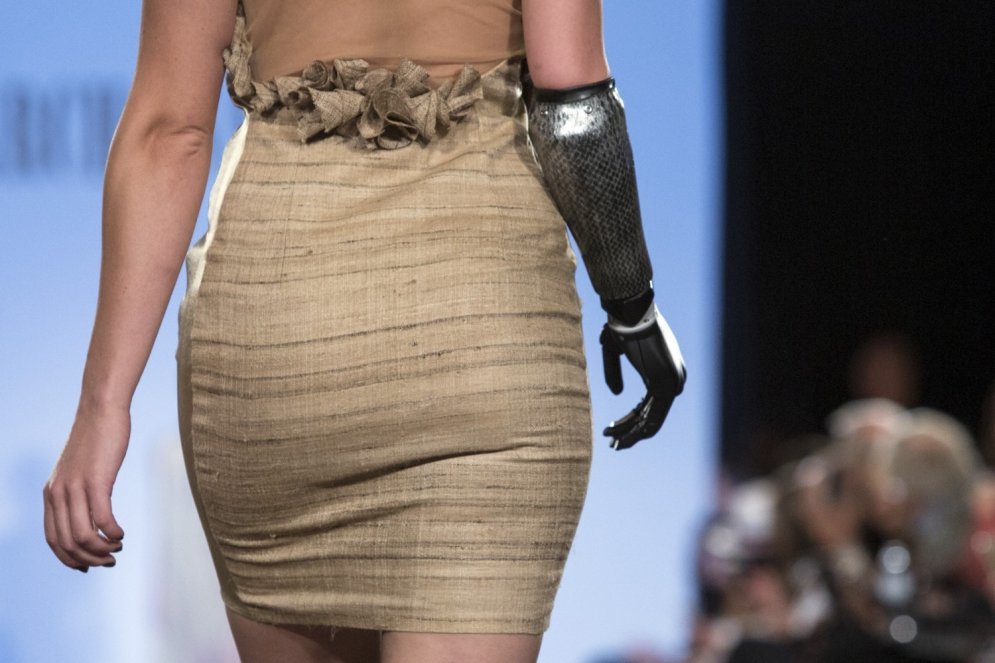 Modes pasaules sensācija – modele ar bionisku roku