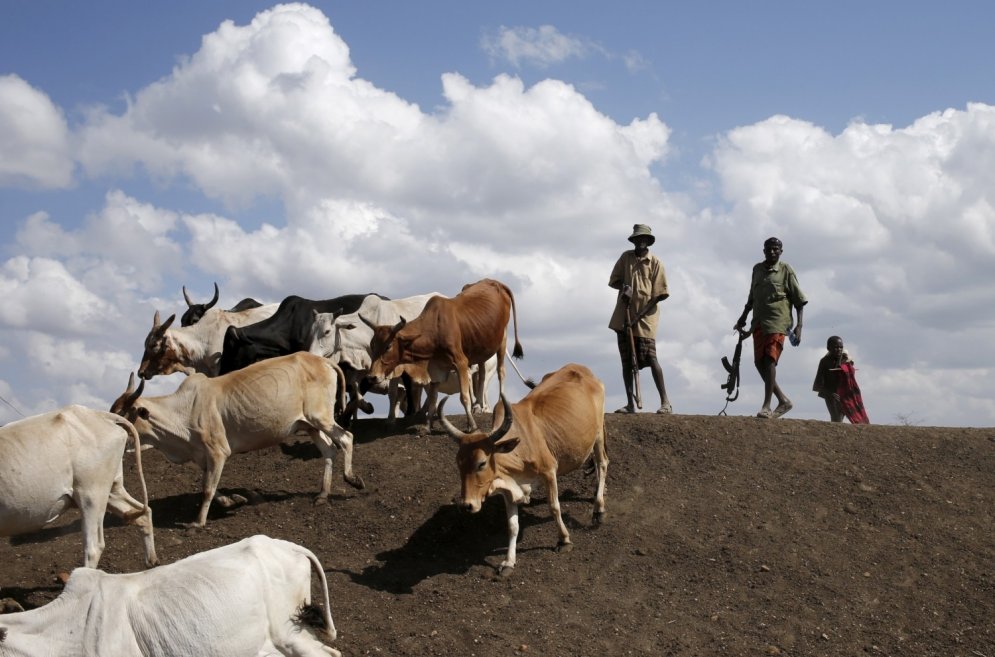 Kenijas lopu gani ar mīļiem zvēriņiem un kalašņikoviem