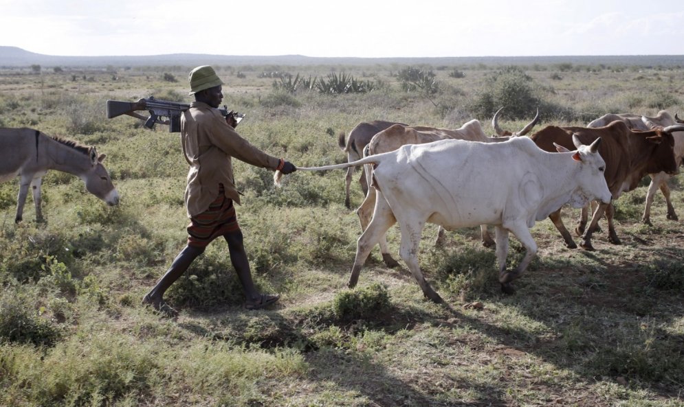 Kenijas lopu gani ar mīļiem zvēriņiem un kalašņikoviem
