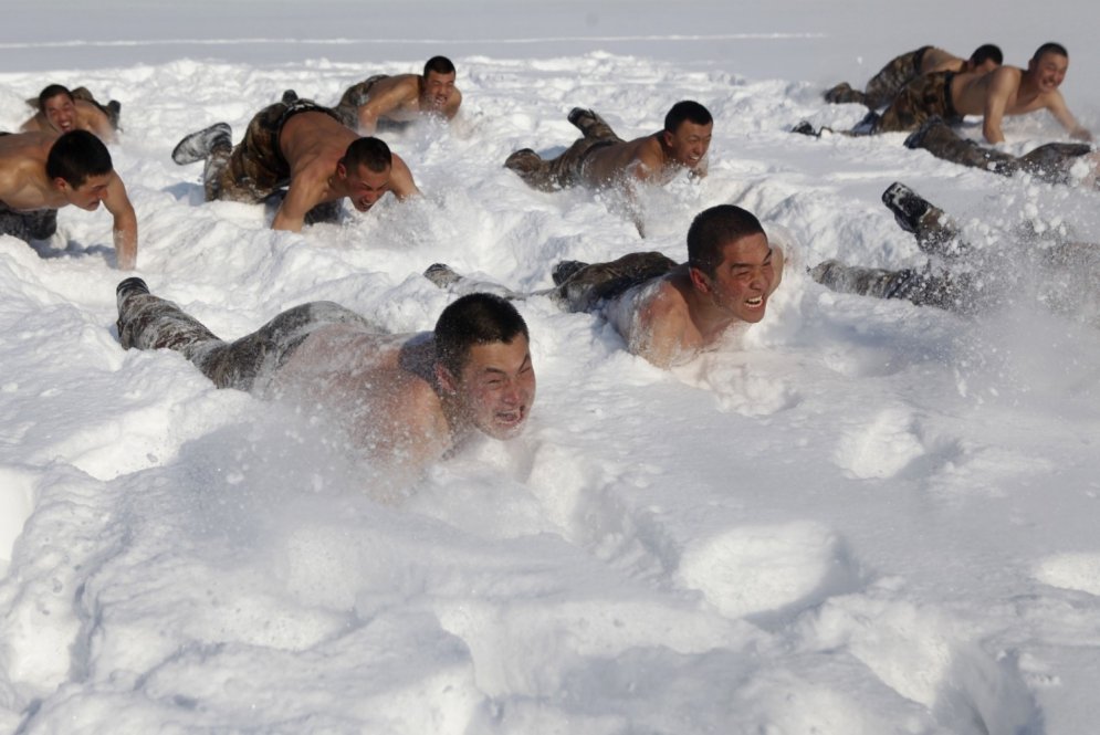 Ziemas karavīru stindzinošie treniņi Ķīnā