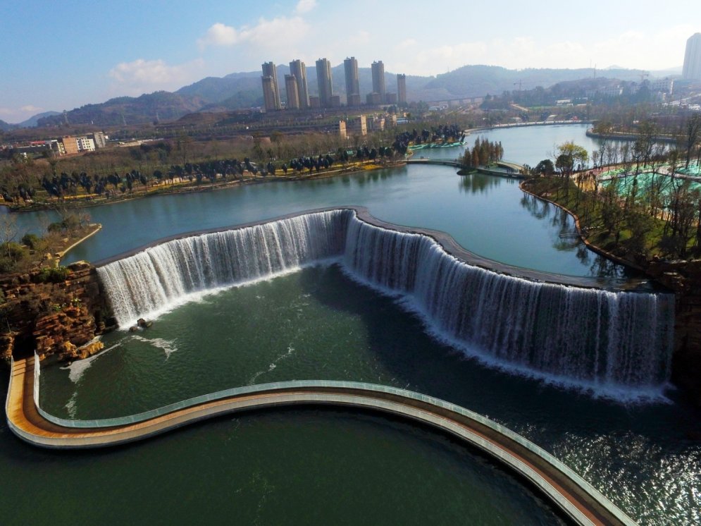 Ķīnieši uzbūvējuši 400 metrus platu mākslīgo ūdenskritumu